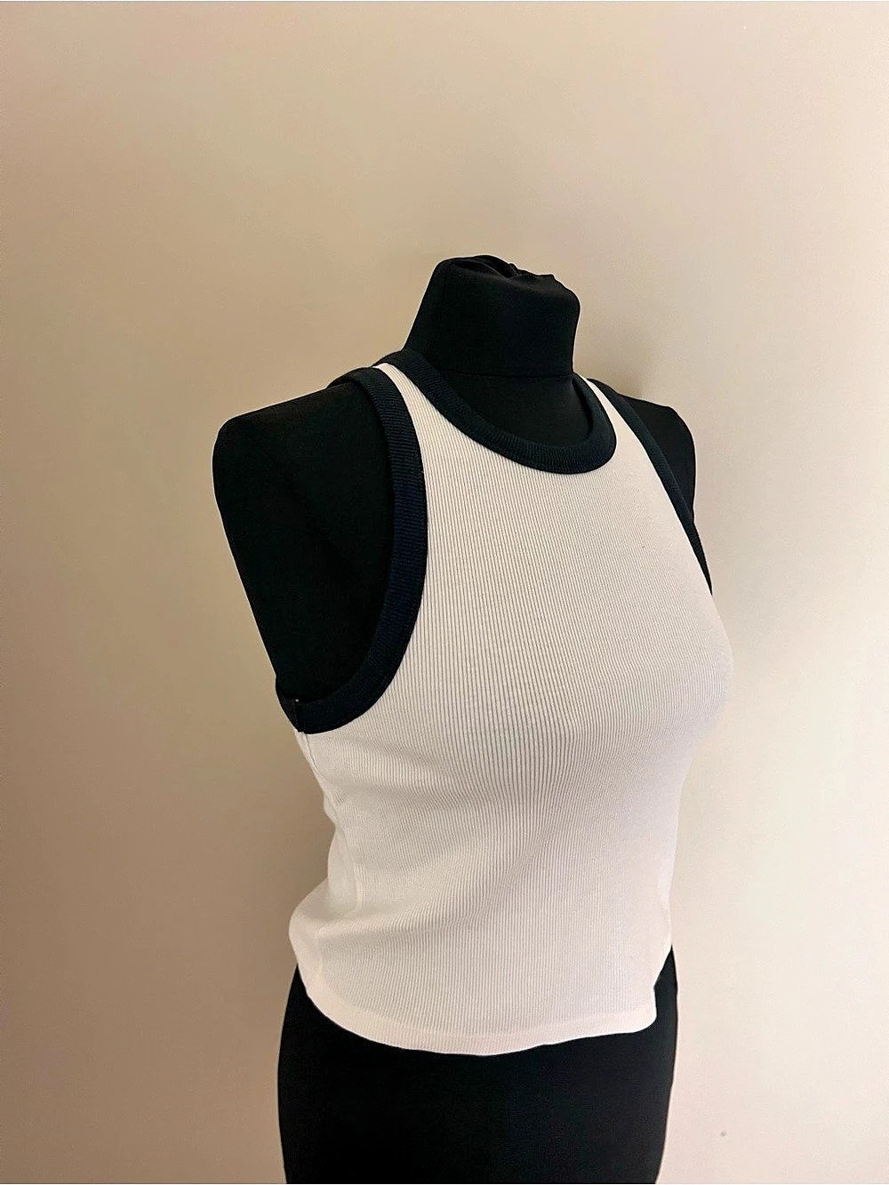 maeve Ribbed Contrast Trim Tank Top in White & Black Size Medium
